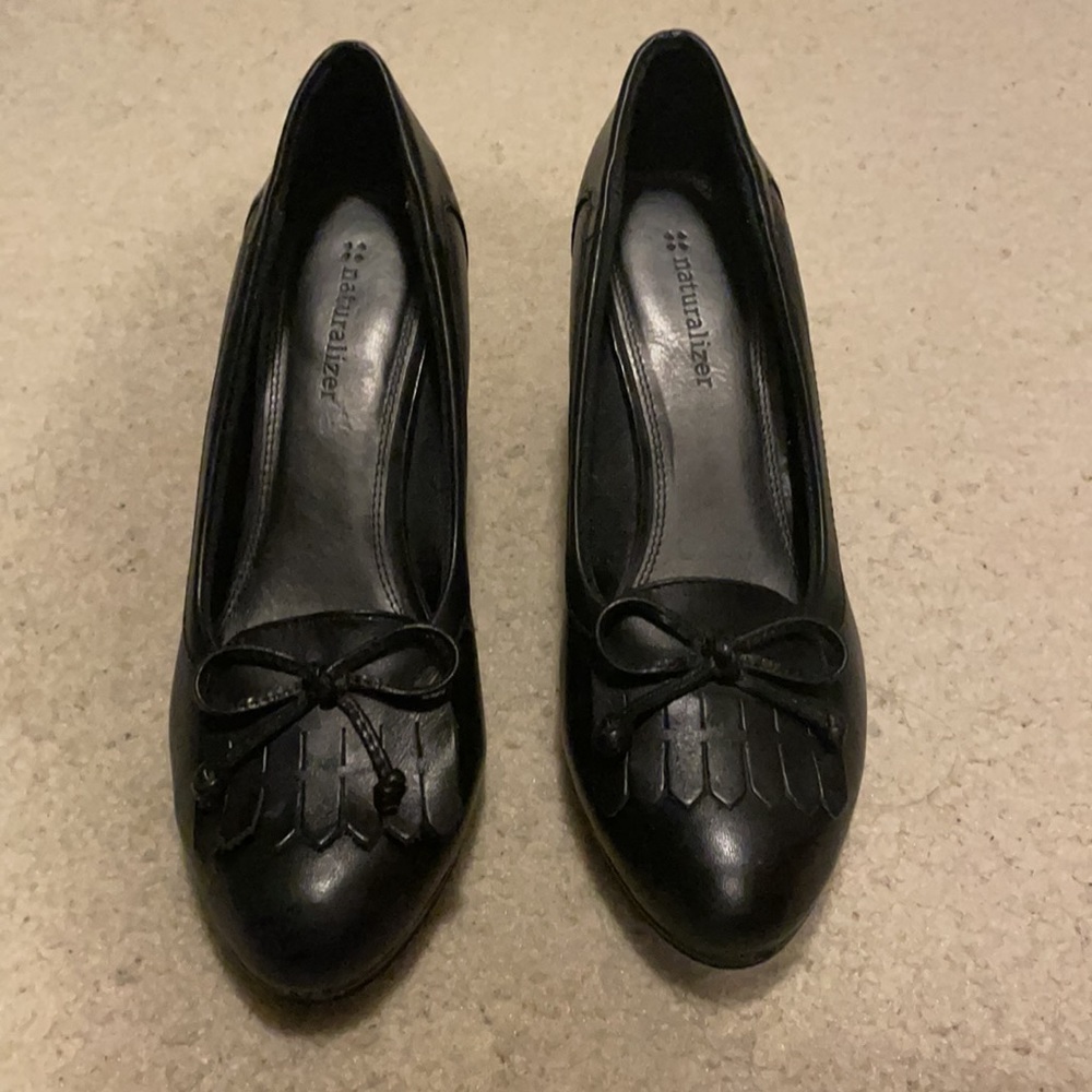 Naturalizer black pumps with bow size 7.5 M